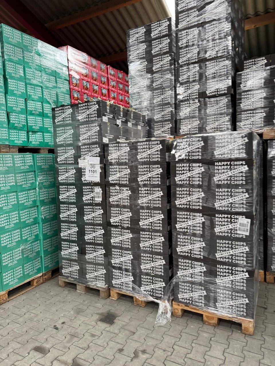 Pallet con cartoni di patatine in edizione limitata, sigillati per la spedizione