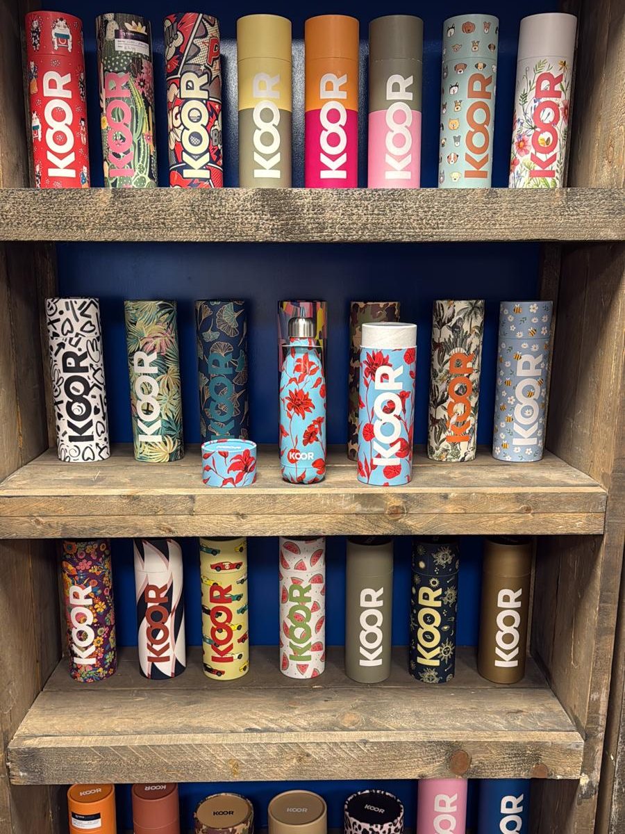 Scaffale pieno di borracce e thermos KOOR in diverse fantasie